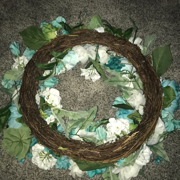 Turquoise & White Flower Wreath - Picture 2 of 2